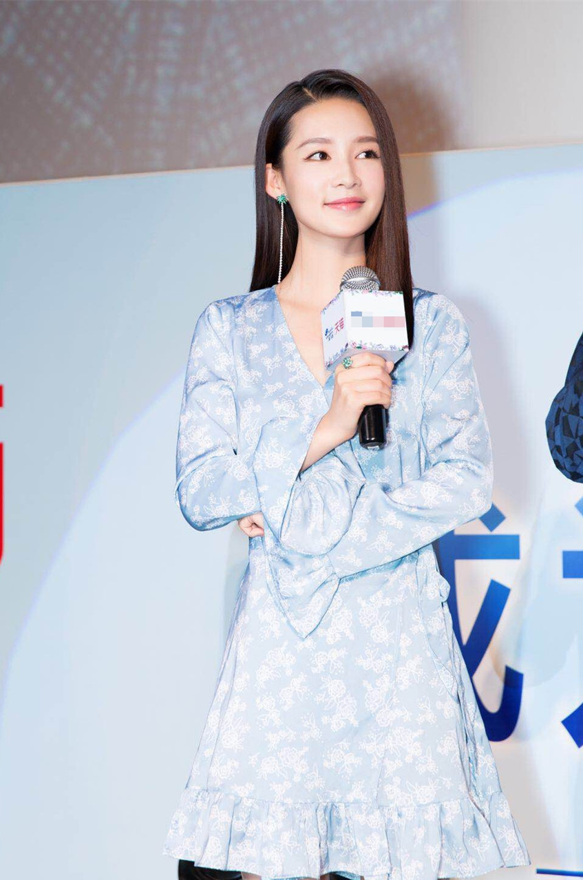 李沁最新性感街拍香肩微露写真图片图片