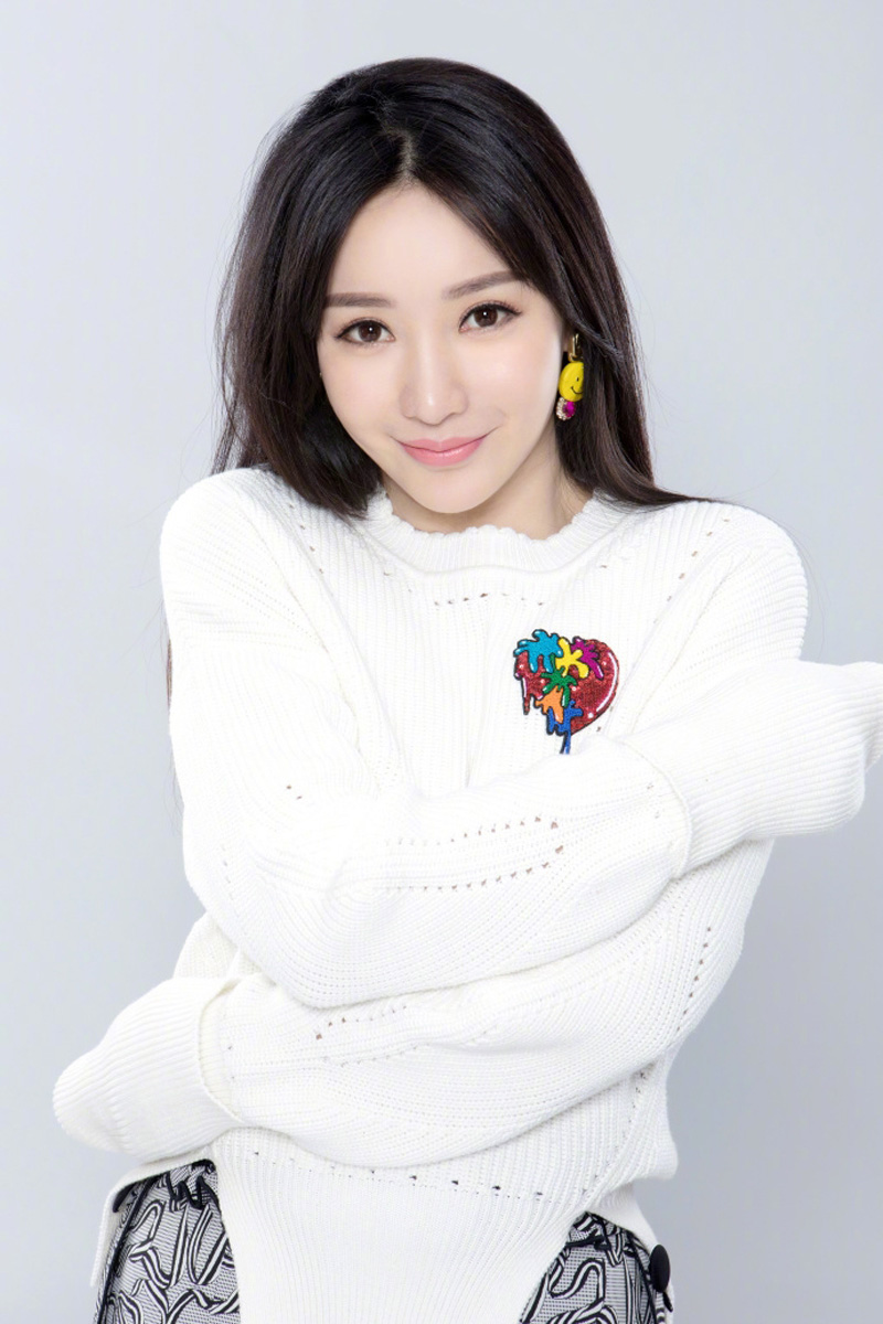 中国内地湖南衡阳女演员柳岩白色抹胸小秀香沟性感十足的图片图片