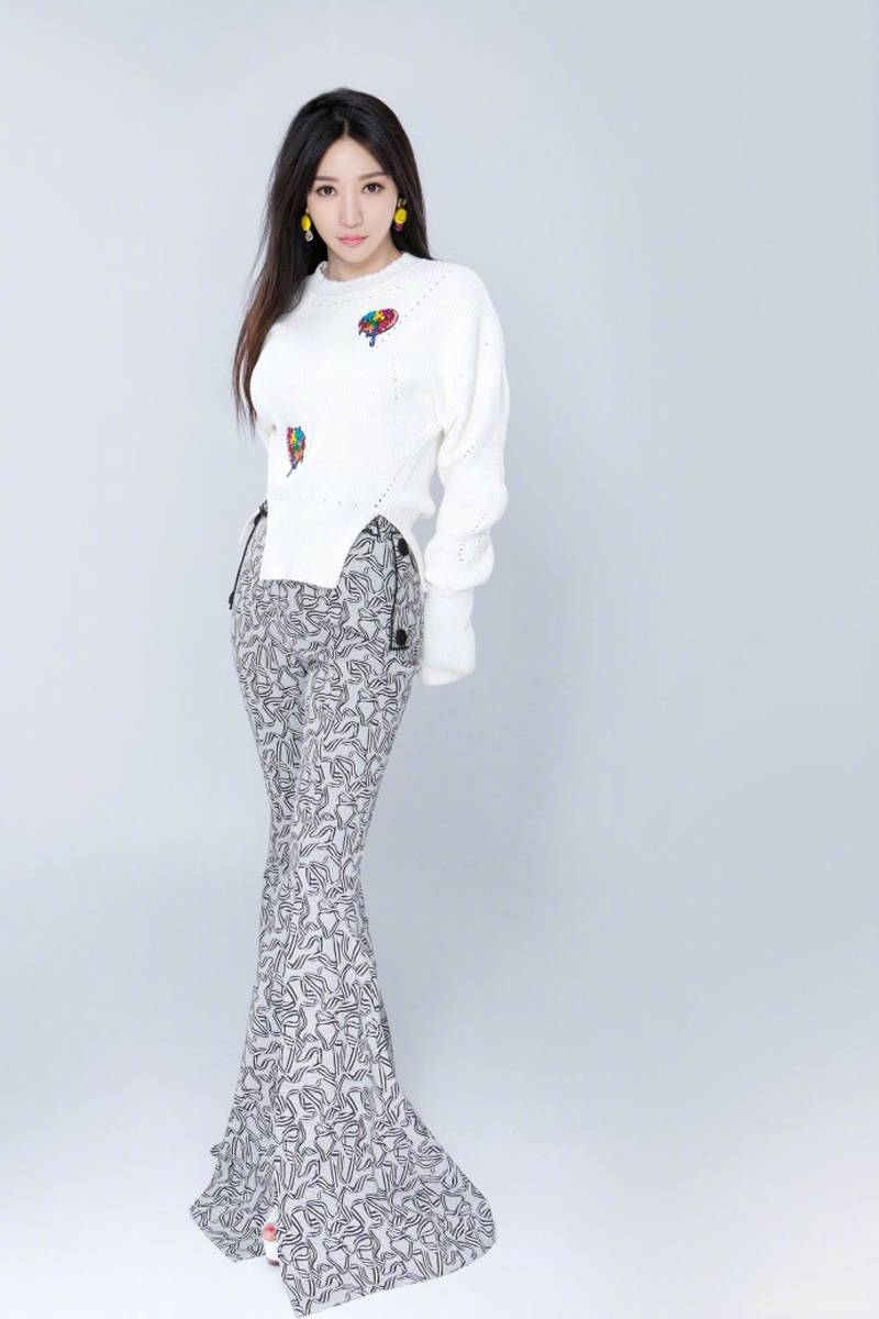 中国内地湖南衡阳女演员柳岩白色抹胸小秀香沟性感十足的图片图片