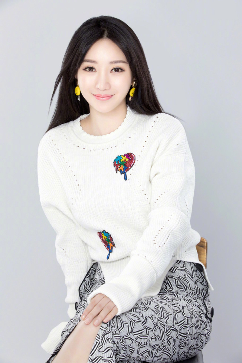 中国内地湖南衡阳女演员柳岩白色抹胸小秀香沟性感十足的图片图片