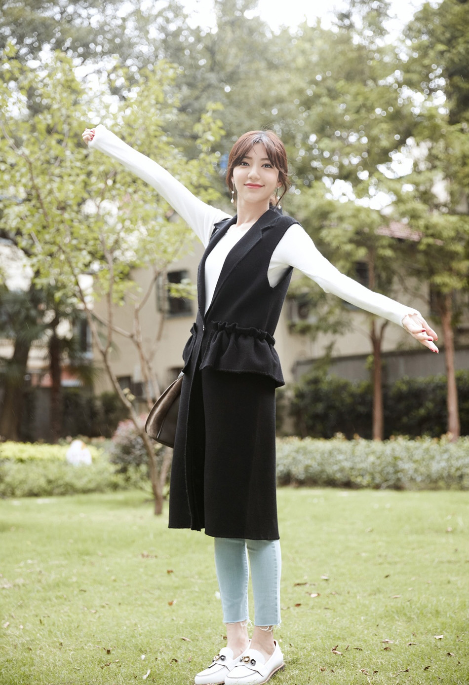 中国台湾流行乐女歌手、影视演员、平面模特郭雪芙玩性感居家写真露香肩锁骨图片图片