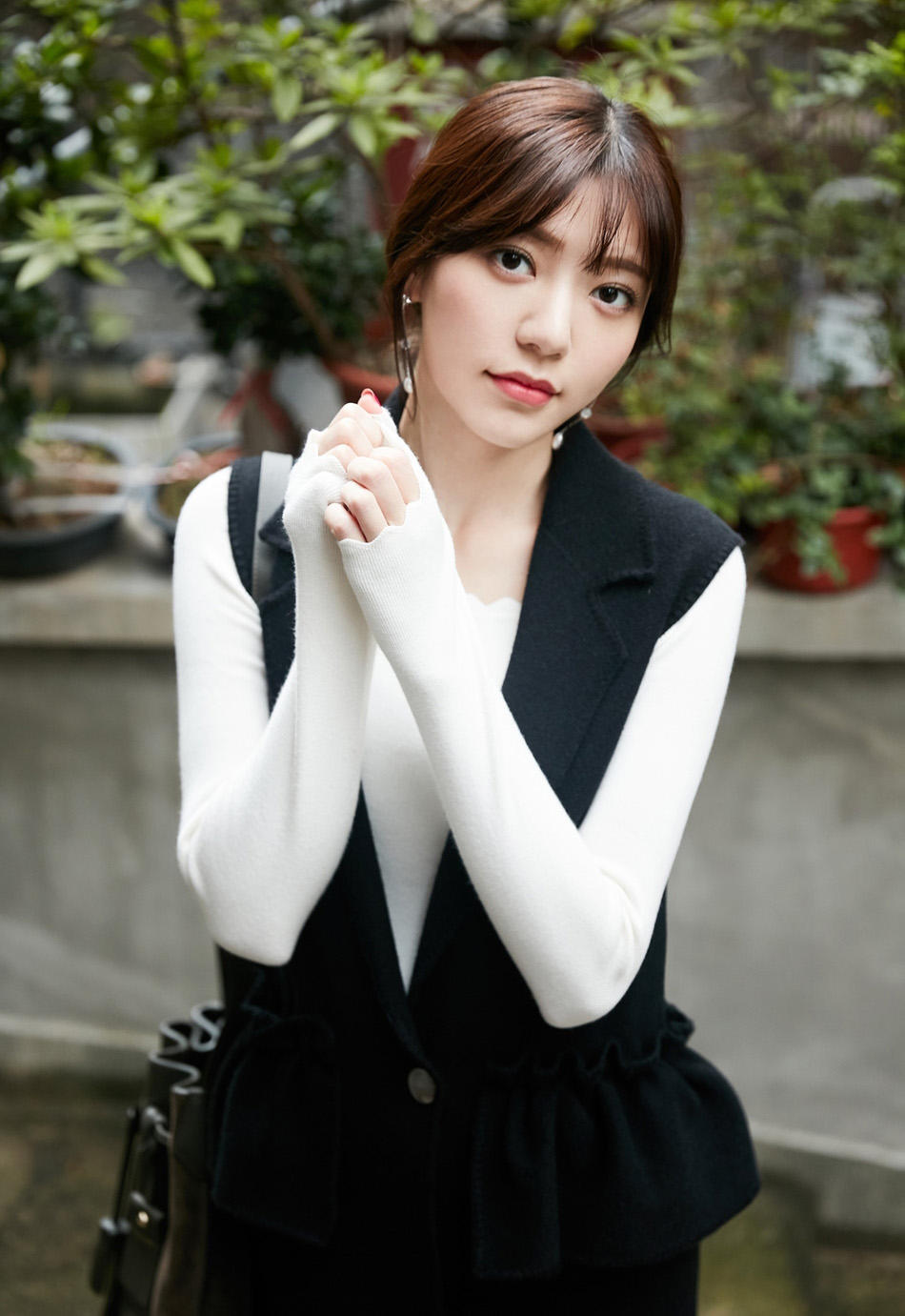 中国台湾流行乐女歌手、影视演员、平面模特郭雪芙玩性感居家写真露香肩锁骨图片图片