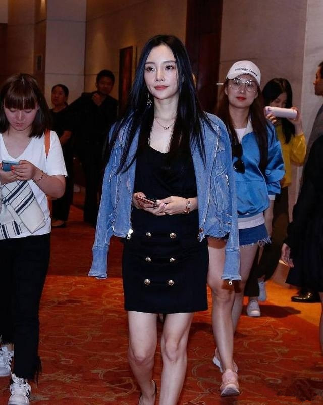 性感辣妈李小璐修长美腿活动现场照片图片