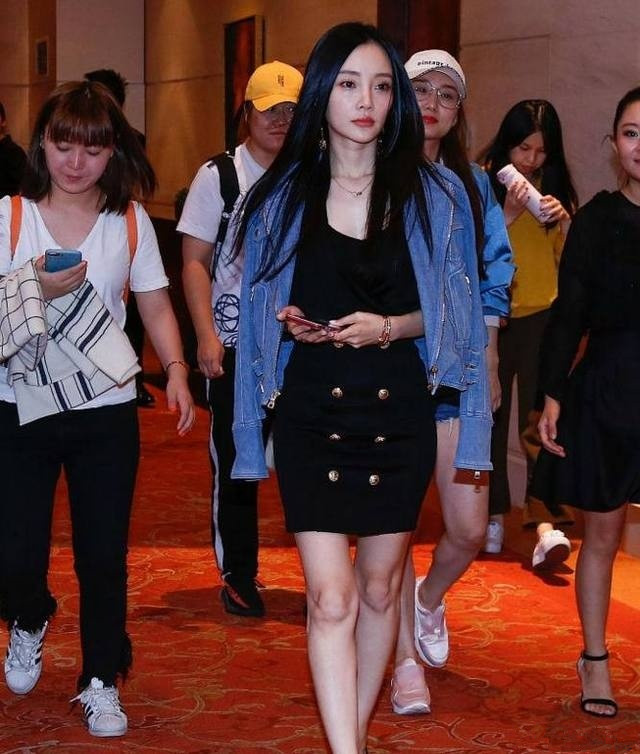 性感辣妈李小璐修长美腿活动现场照片图片