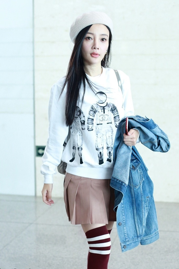李小璐机场性感短裙气质照片图片
