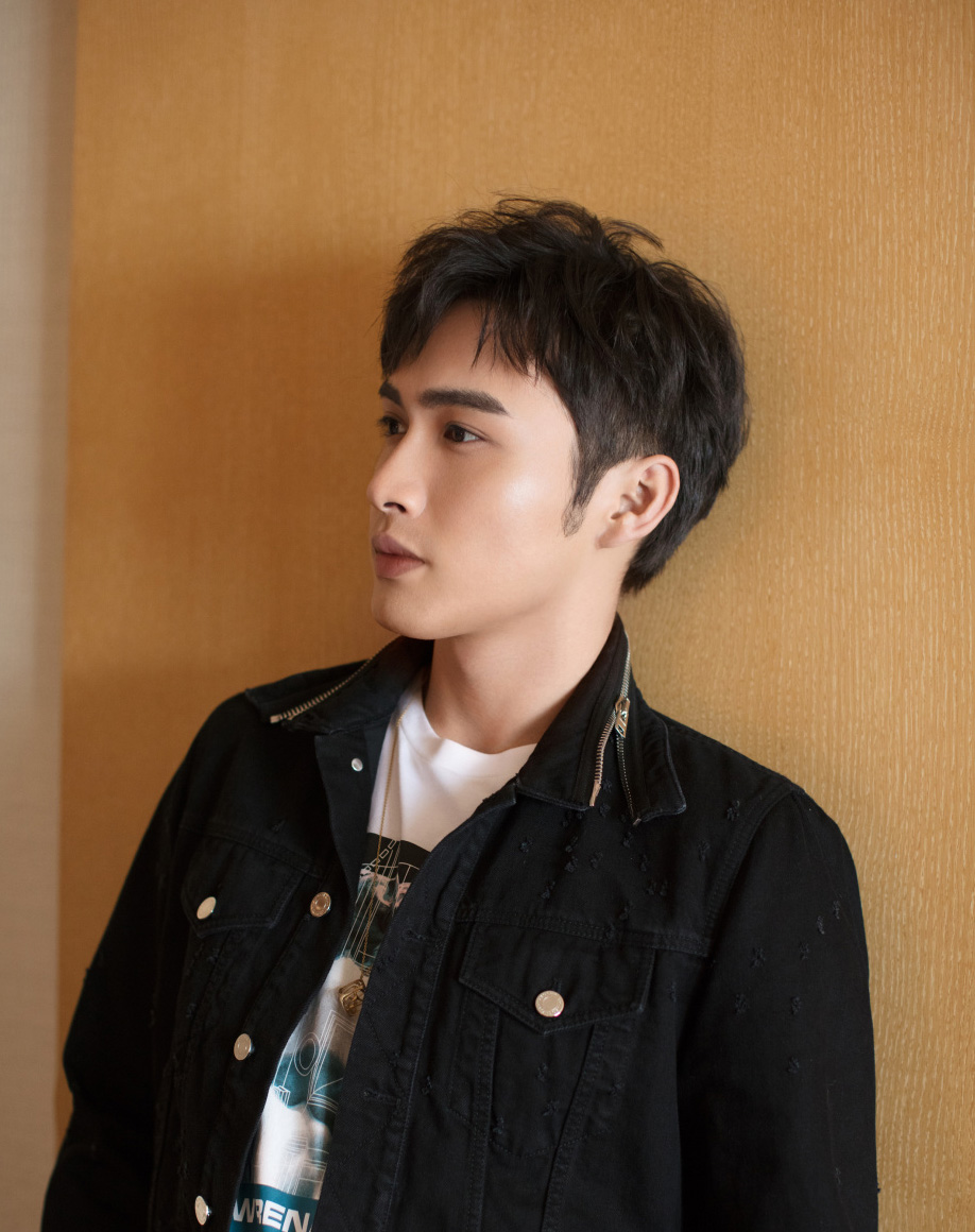 中国大陆江苏无锡男演员魅力型男张彬彬时尚杂志封面图片图片