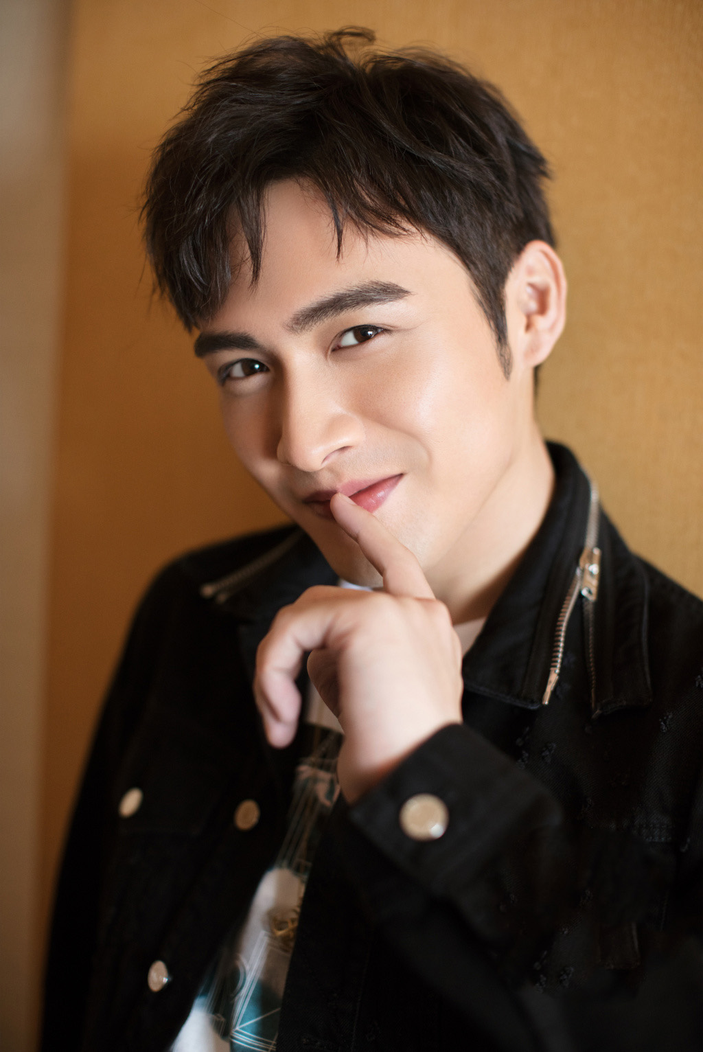 中国大陆江苏无锡男演员魅力型男张彬彬时尚杂志封面图片图片