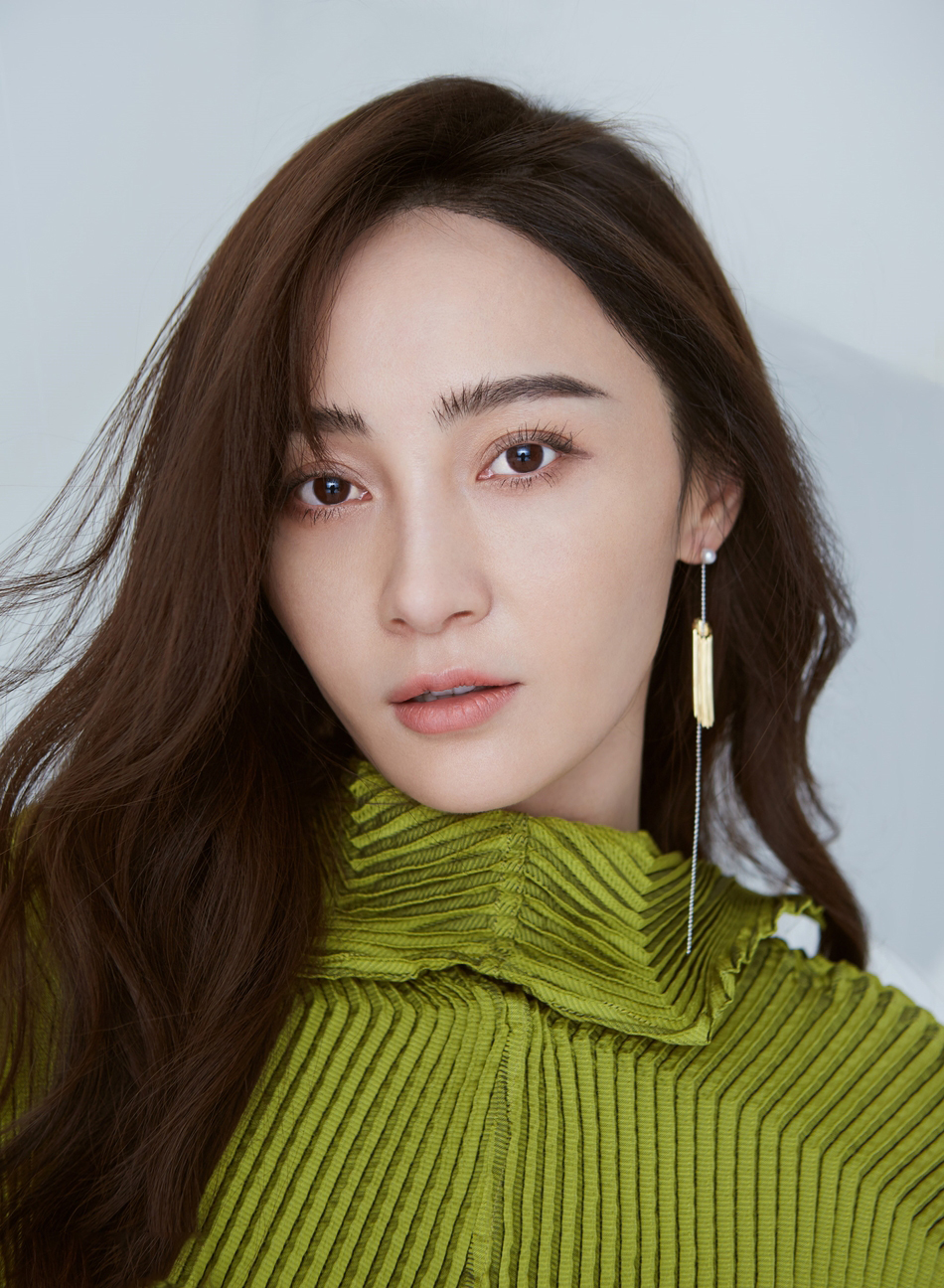 中国内地浙江省桐乡女演员姚笛纯蓝搭配巴黎街拍写真图片图片