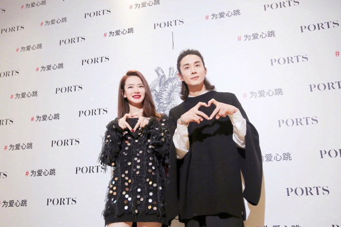 戚薇过膝长靴机场美艳写真图片  气场十足图片