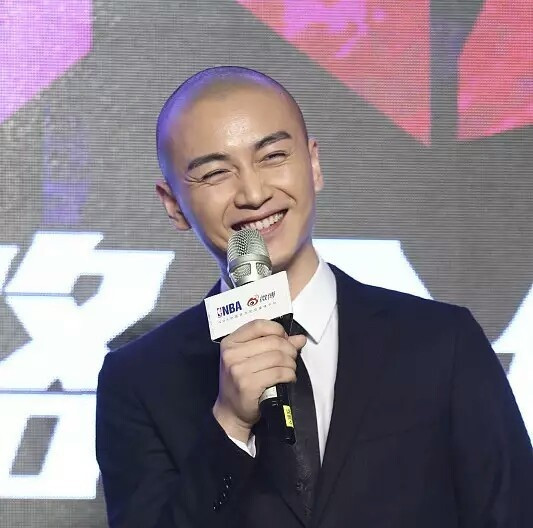 俞灏明光头忧郁街拍图片图片