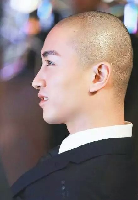 陈晓光头造型帅气西装写真图片图片