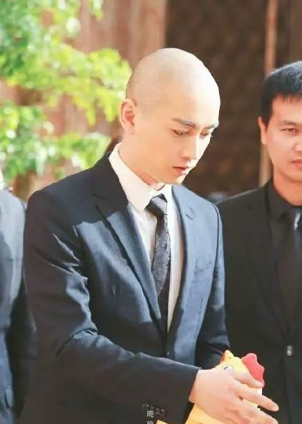 俞灏明光头忧郁街拍图片图片