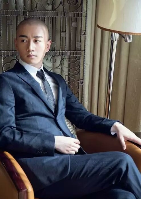 俞灏明光头忧郁街拍图片图片
