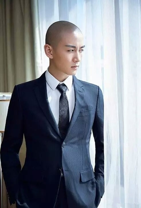 陈晓光头造型帅气西装写真图片图片