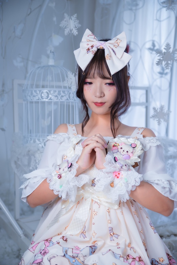 最新非主流美女肤白貌美的性感女生养眼私房照图片图片