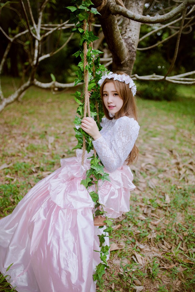 轻熟女安以轩最新写真图片 置身花园尽显优雅气质图片