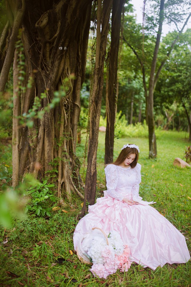 轻熟女安以轩最新写真图片 置身花园尽显优雅气质图片