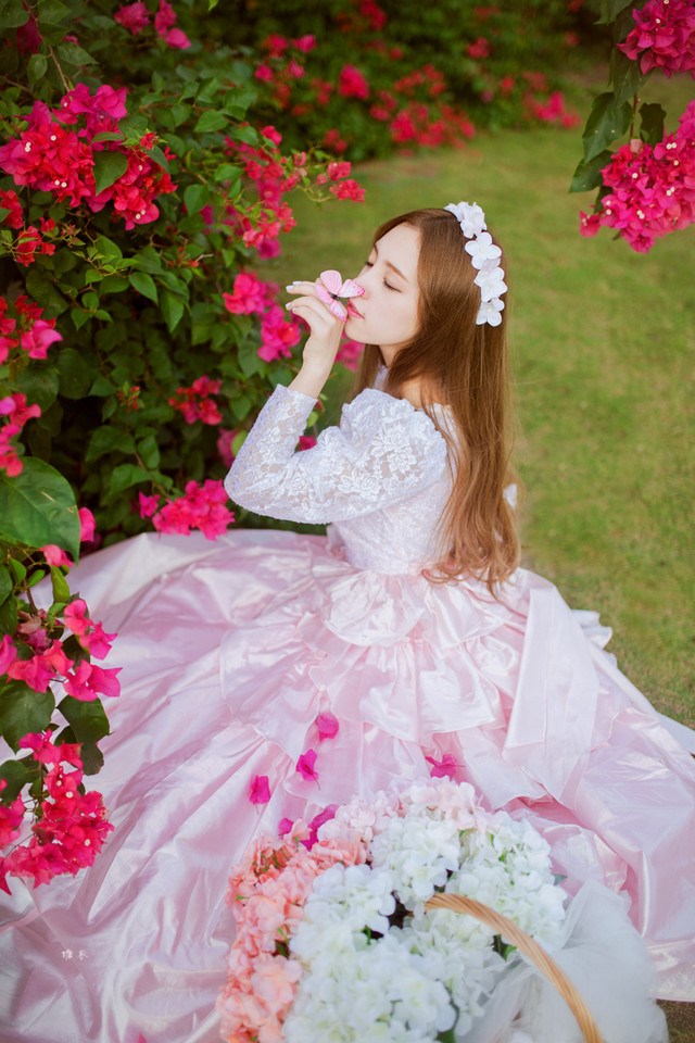 轻熟女安以轩最新写真图片 置身花园尽显优雅气质图片