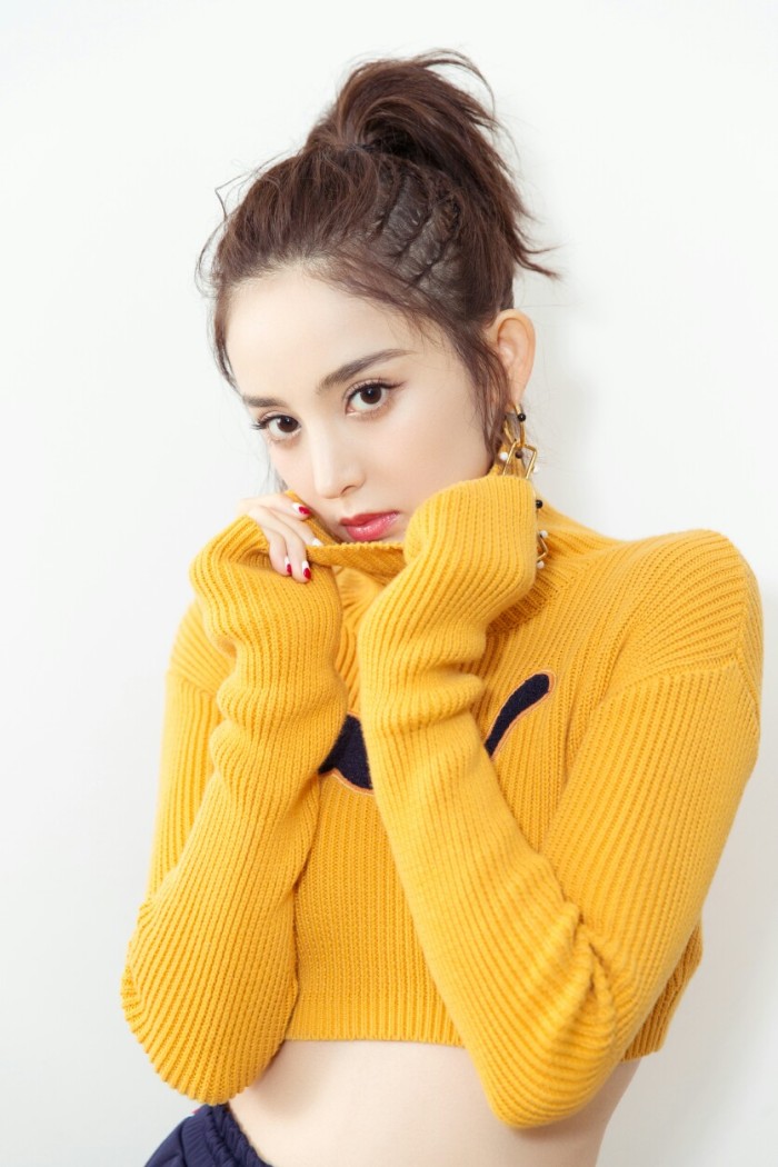 中国内地新疆乌鲁木齐市影视女演员古力娜扎率性性感写真手机壁纸图片