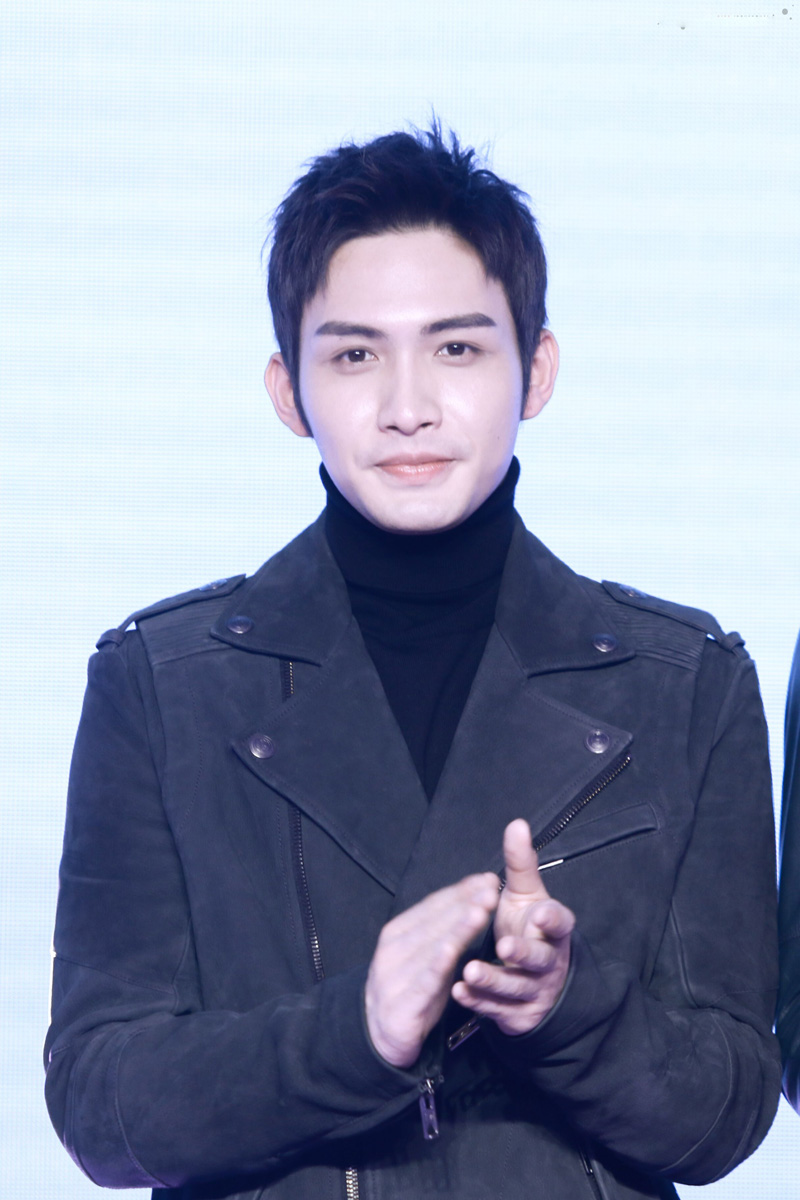 中国大陆江苏无锡男演员魅力型男张彬彬时尚杂志封面图片图片