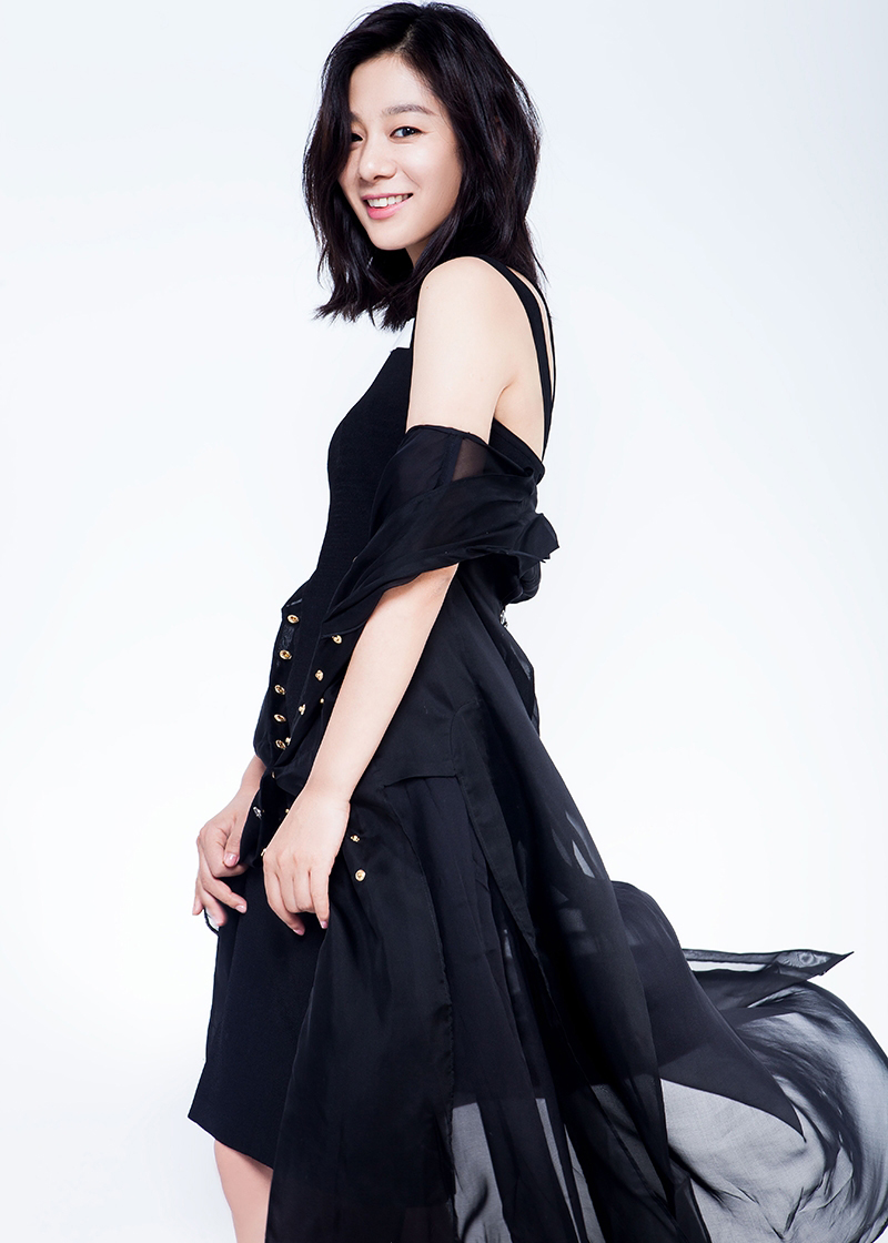 高清江苏省徐州美女王真儿V领黑裙秀锁骨性感写真图片图片