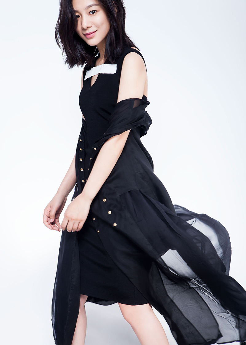 高清江苏省徐州美女王真儿V领黑裙秀锁骨性感写真图片图片