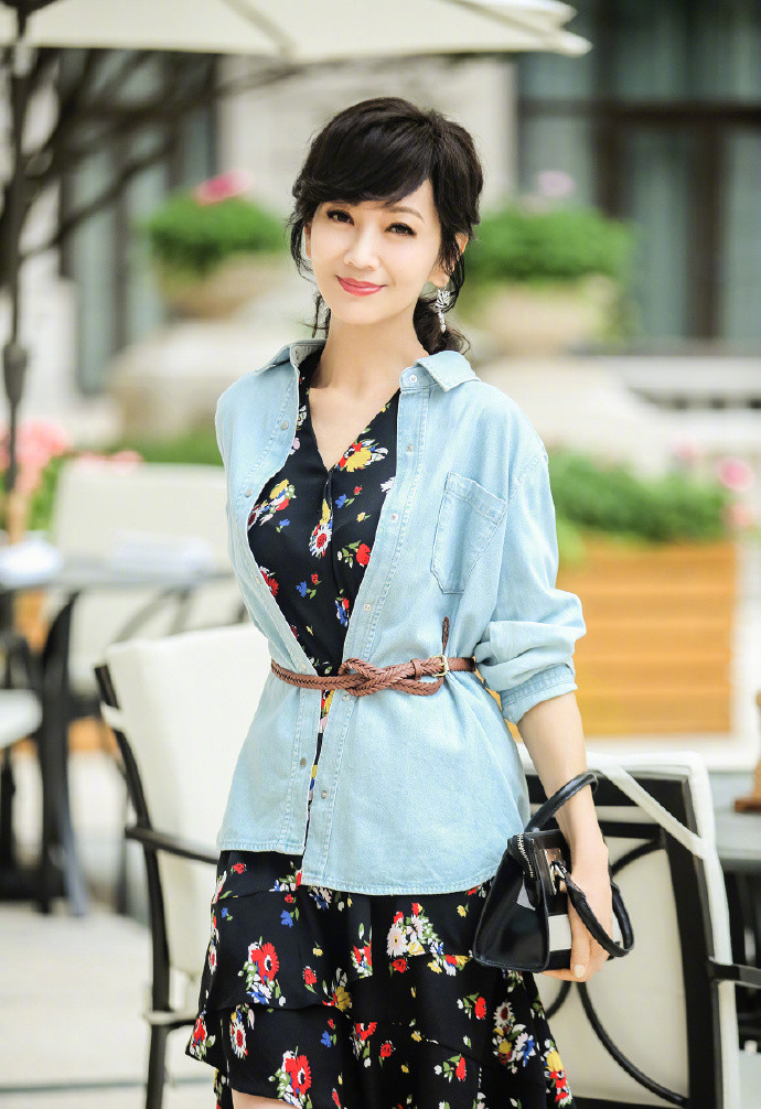 赵雅芝秋日惬意优雅写真图片