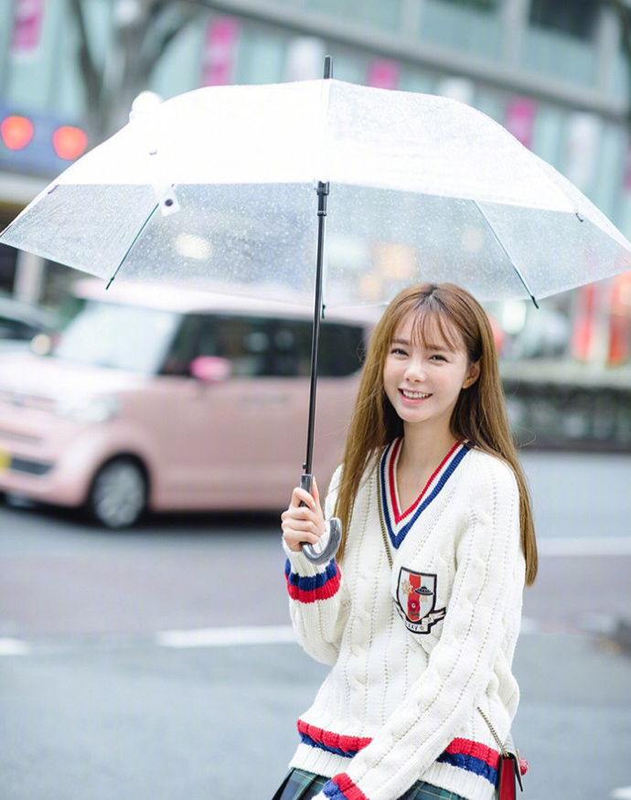 沈梦辰下雨天短裙清纯街拍写真图片图片