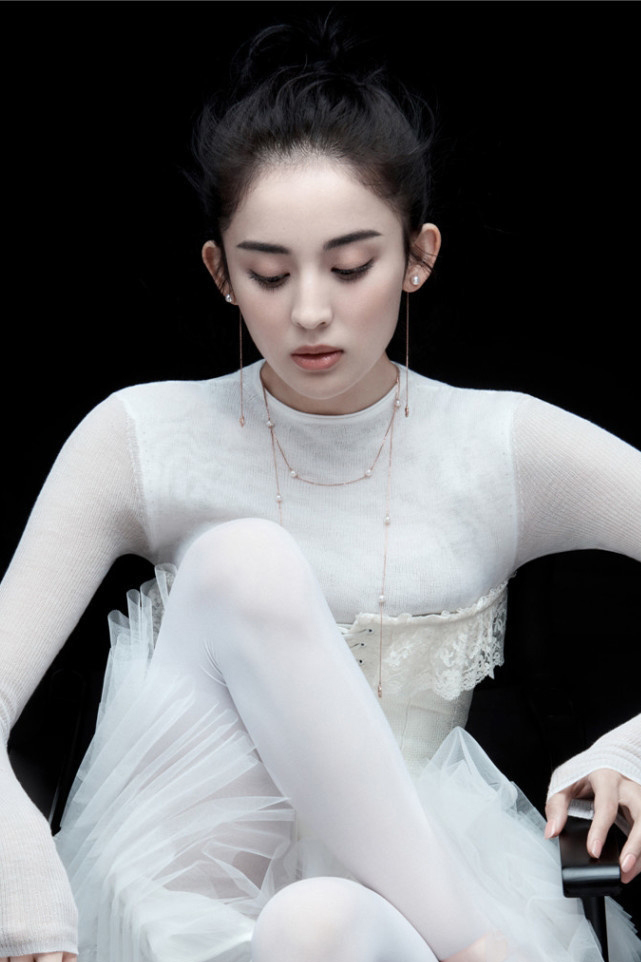 古力娜扎最新甜美时装性感写真图片 古力娜扎最新甜美时装性感写真图片