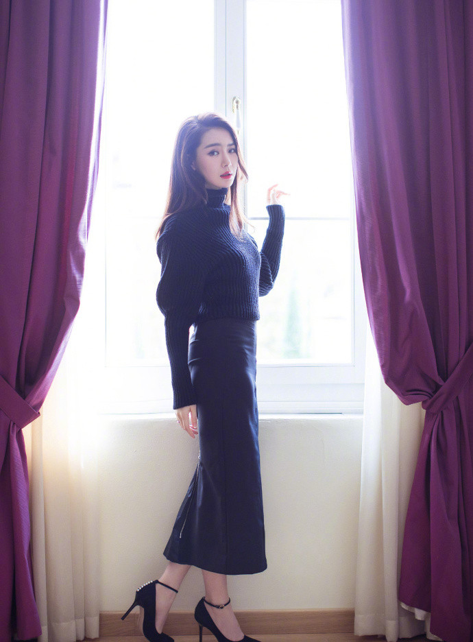 戚薇性感红唇简约气质写真图片