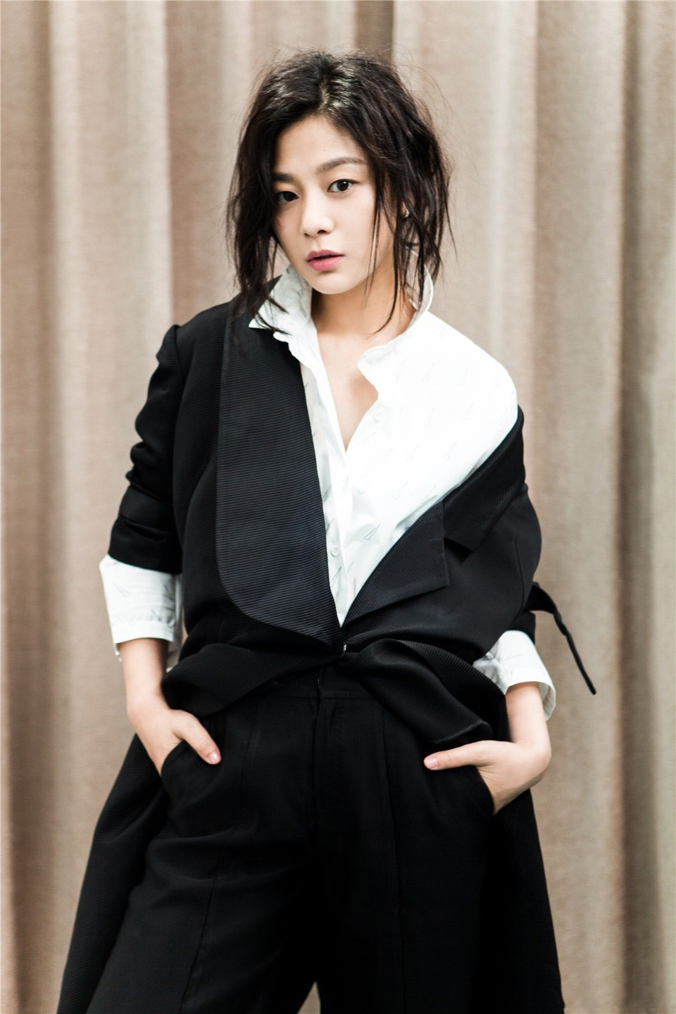 高清江苏省徐州美女王真儿V领黑裙秀锁骨性感写真图片图片