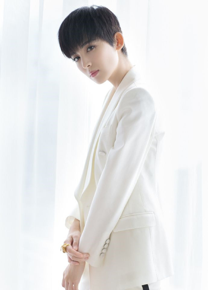 中国内地新疆乌鲁木齐市影视女演员古力娜扎率性性感写真手机壁纸图片 中国内地新疆乌鲁木齐市影视女演员古力娜扎率性性感写真手机壁纸图片