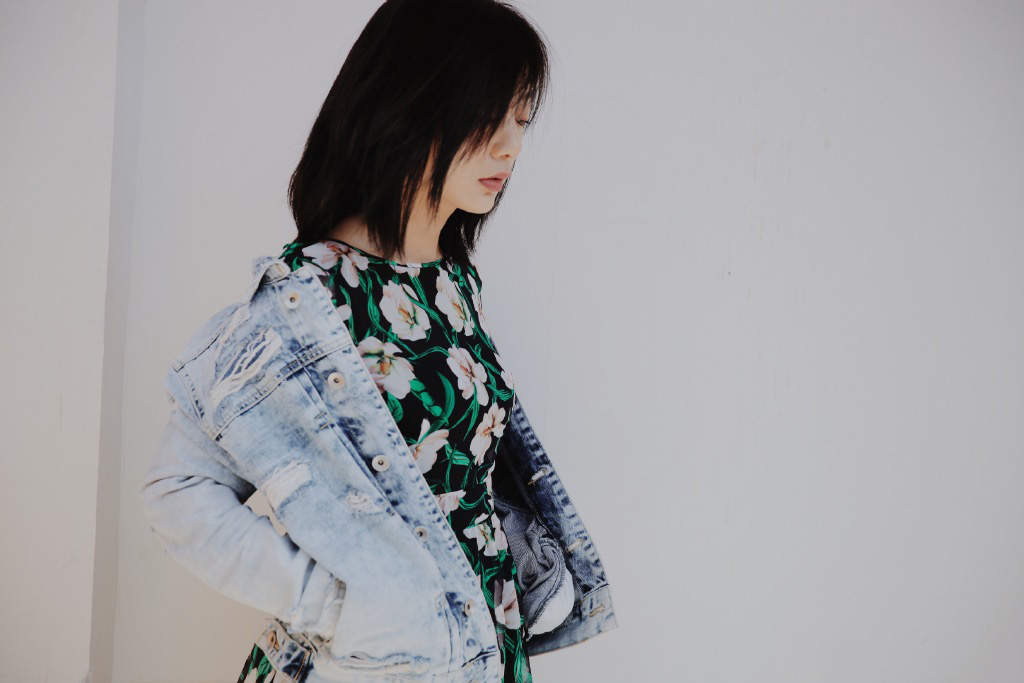 高清江苏省徐州美女王真儿V领黑裙秀锁骨性感写真图片图片