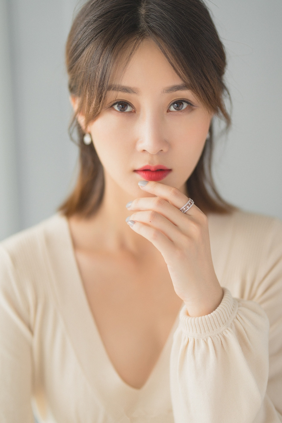 中国内地辽宁省大连女演员林鹏深V长裙气质典雅写真图片图片