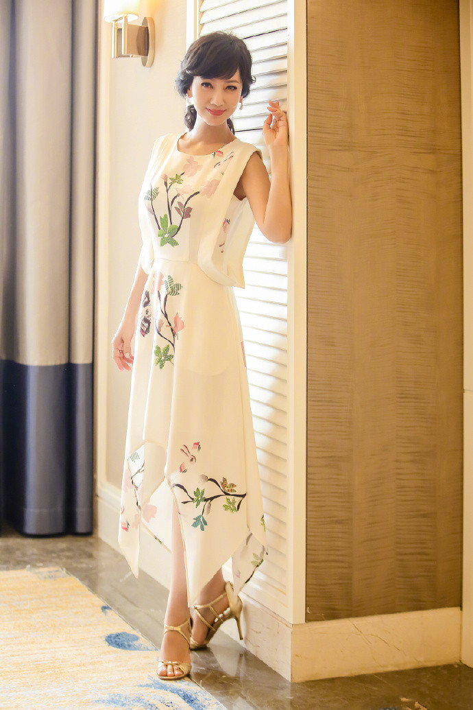 赵雅芝户外花园唯美优雅时尚大片写真图片