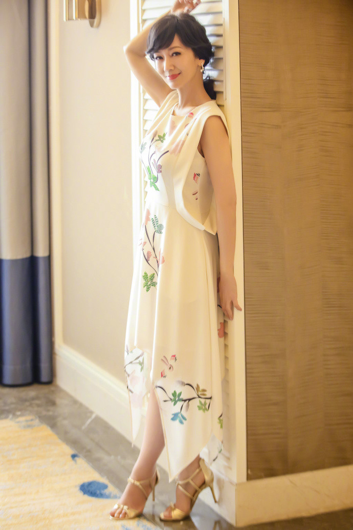赵雅芝户外花园唯美优雅时尚大片写真图片