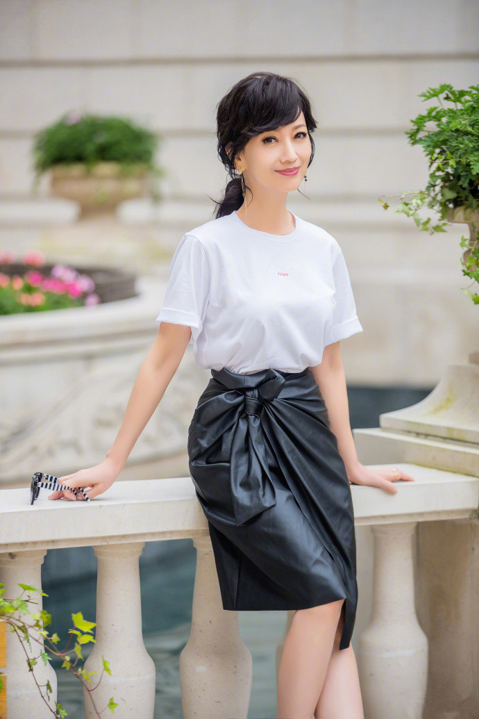赵雅芝户外花园唯美优雅时尚大片写真图片