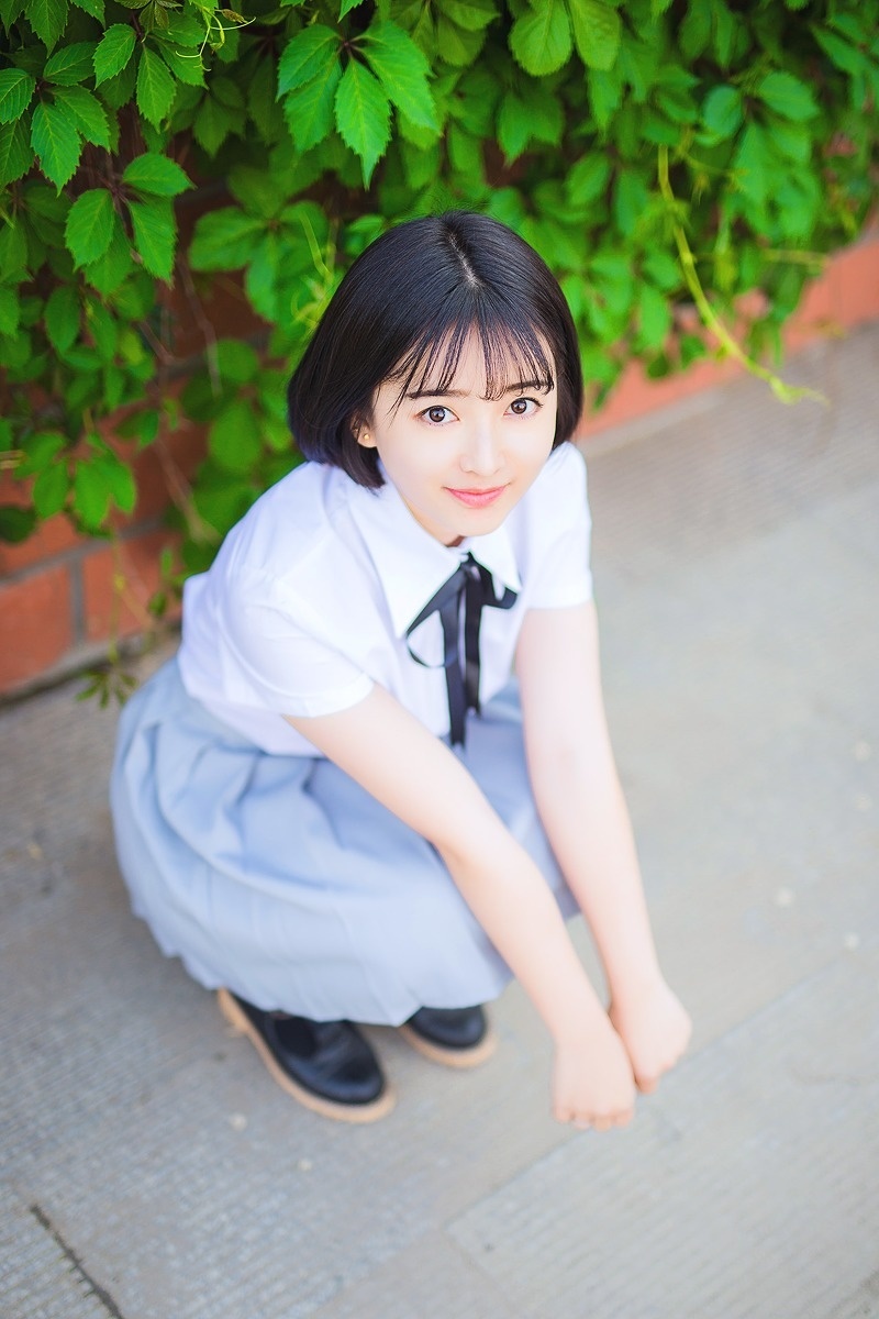 漂亮大眼短发美女学生装迷你短裙性感写真图片