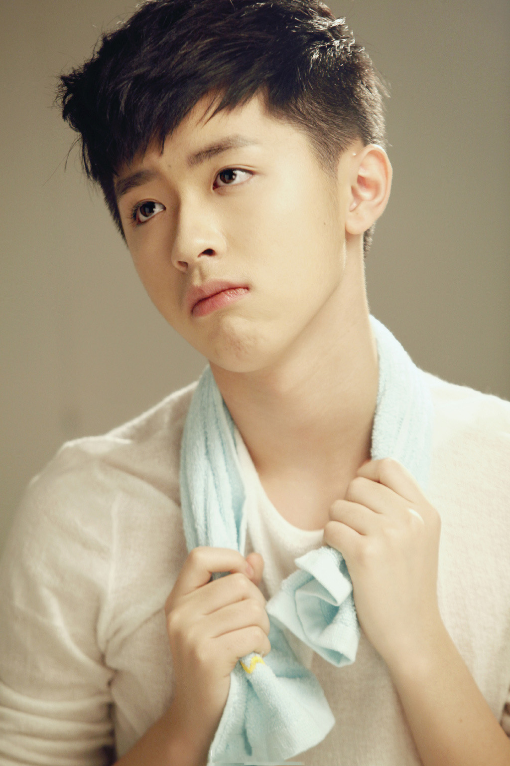 中国内地广东省深圳市男演员张逸杰清晨慵懒帅气图片图片