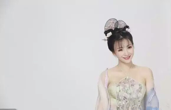 中国内地湖南衡阳女演员柳岩白色抹胸小秀香沟性感十足的图片图片