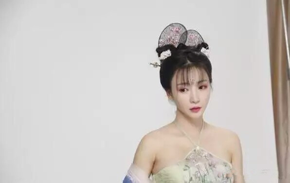 中国内地湖南衡阳女演员柳岩白色抹胸小秀香沟性感十足的图片图片
