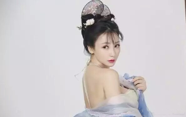 中国内地湖南衡阳女演员柳岩白色抹胸小秀香沟性感十足的图片图片