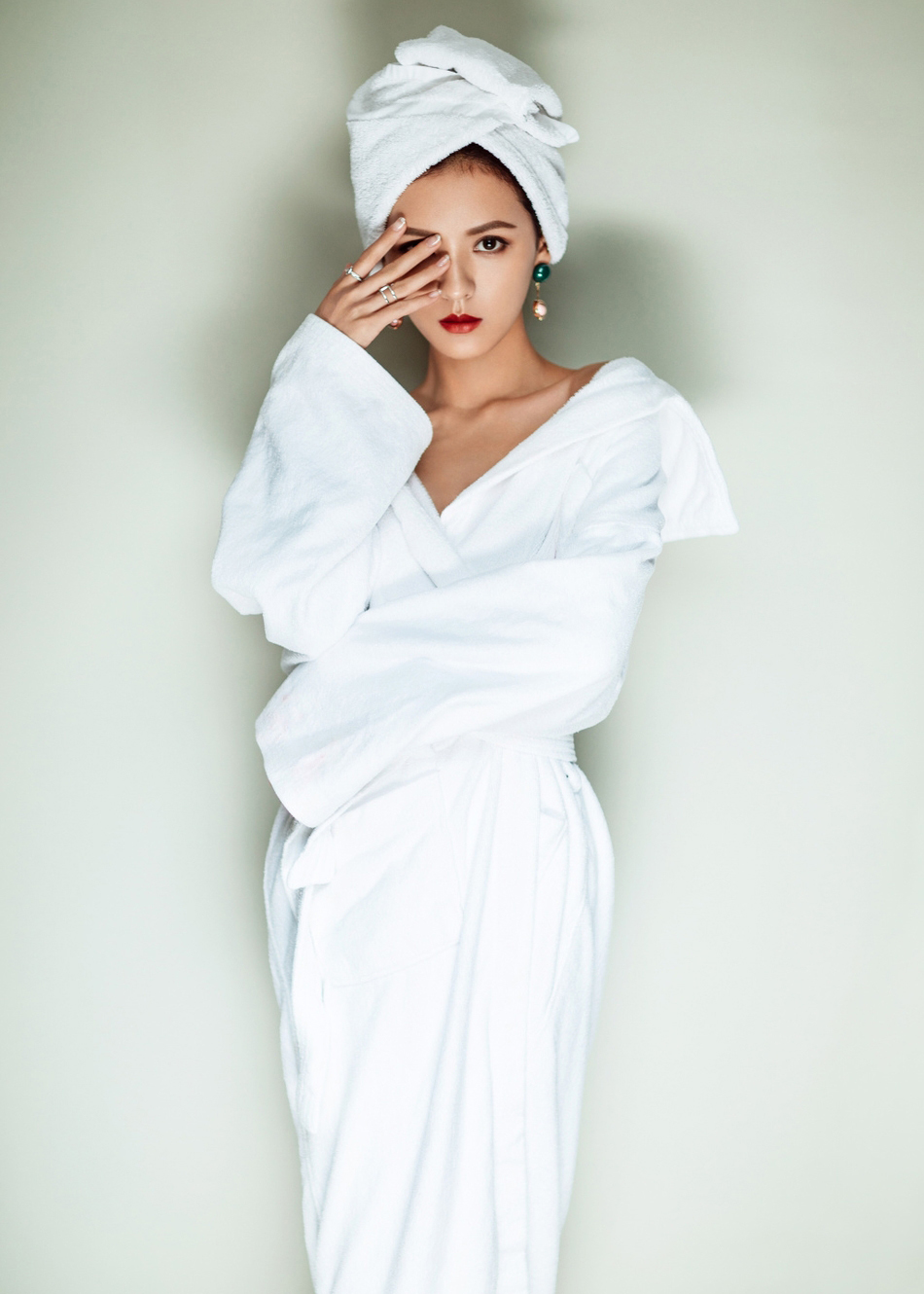 中国内地新晋女演员模特张予曦妩媚浴袍微博美照图片图片