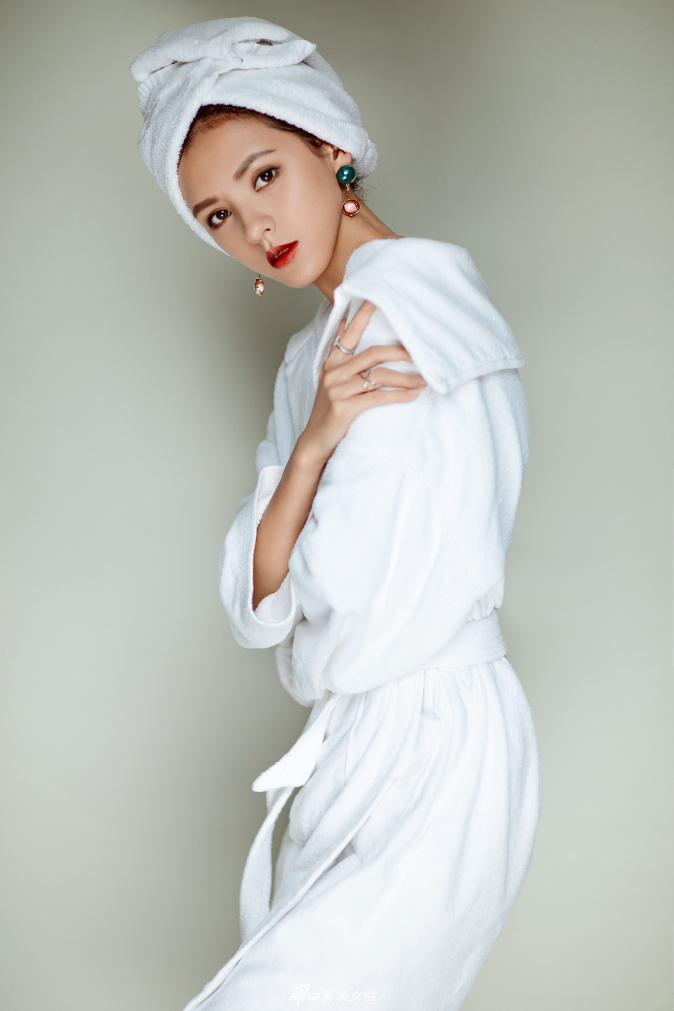 中国内地新晋女演员模特张予曦妩媚浴袍微博美照图片图片