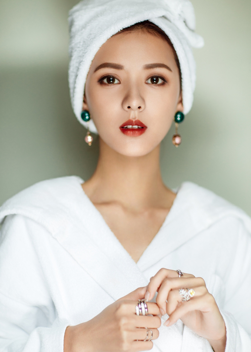 中国内地新晋女演员模特张予曦妩媚浴袍微博美照图片图片