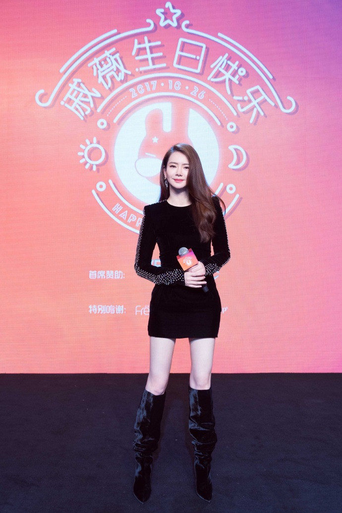 戚薇米兰时装周红衣写真高清图片图片