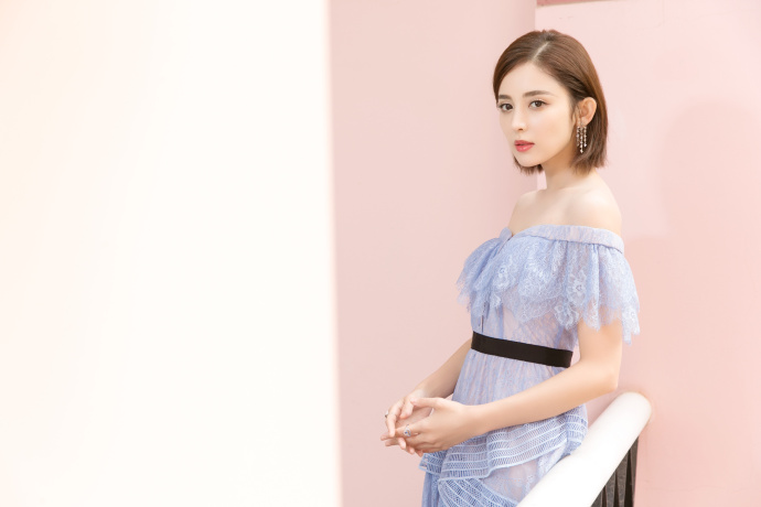 中国内地新疆乌鲁木齐市影视女演员古力娜扎清新丸子头手机壁纸图片