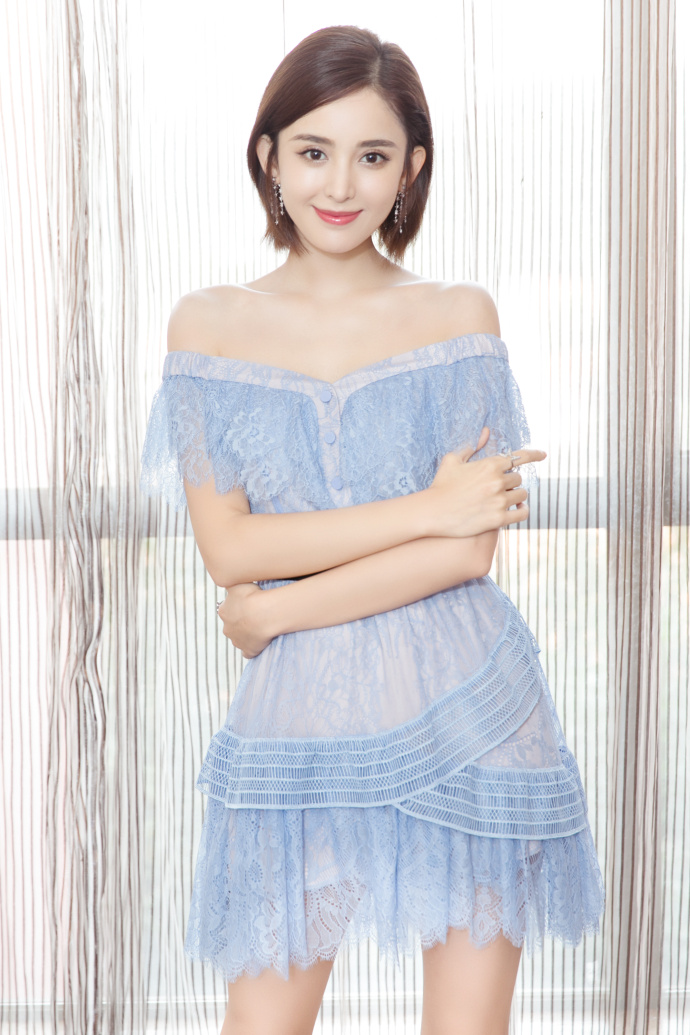 中国内地新疆乌鲁木齐市影视女演员古力娜扎清新丸子头手机壁纸图片 中国内地新疆乌鲁木齐市影视女演员古力娜扎清新丸子头手机壁纸图片