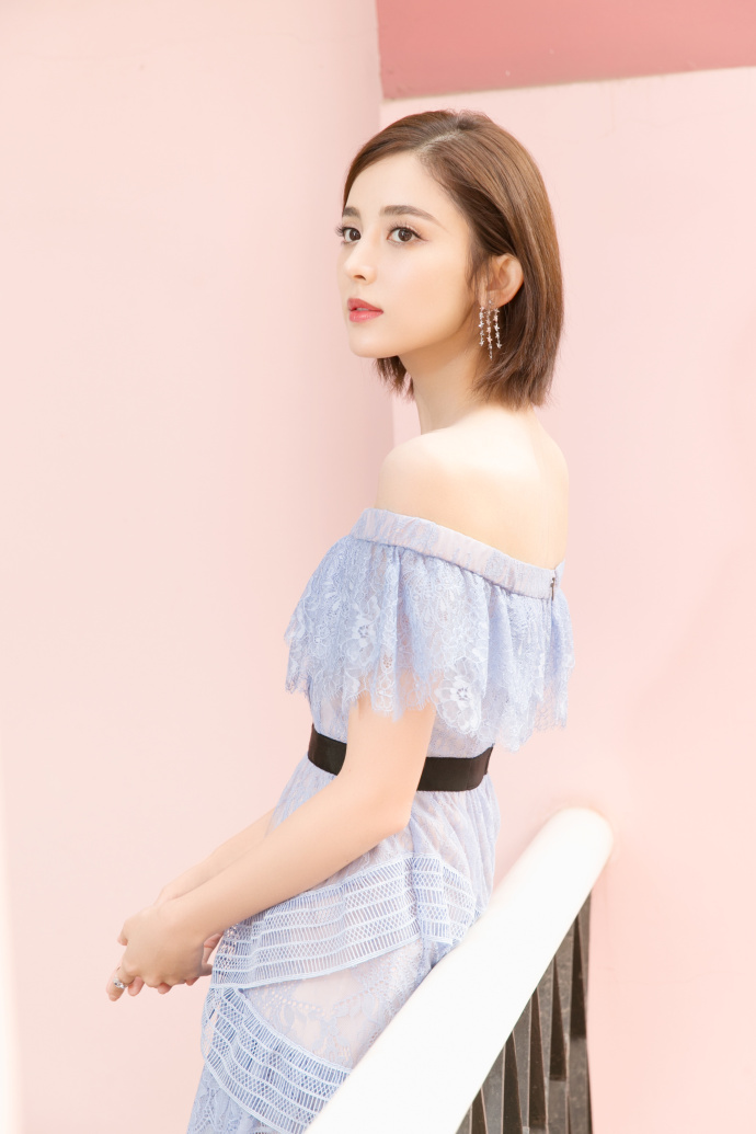 中国内地新疆乌鲁木齐市影视女演员古力娜扎清新丸子头手机壁纸图片