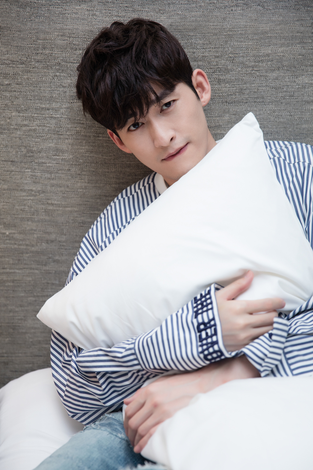 张翰曝光暖男写真 手执鲜花展笑容图片